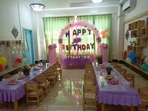 接下来请看我们老师为我们的寿星布置的生日会场,好漂亮呀