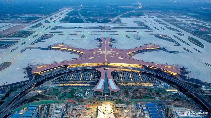 俯窥北京新机场 数万灯光点亮"凤凰"
