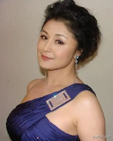 虽然她嫁给了演员张学松,但婚后却一直忙于事业,且她为了给弟弟治病而