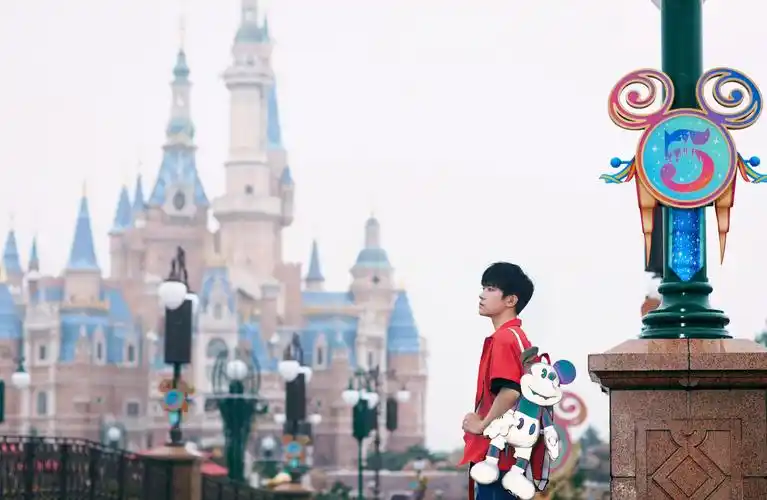 上海迪士尼度假区携手易烊千玺推出5岁生日庆典限量合作商品