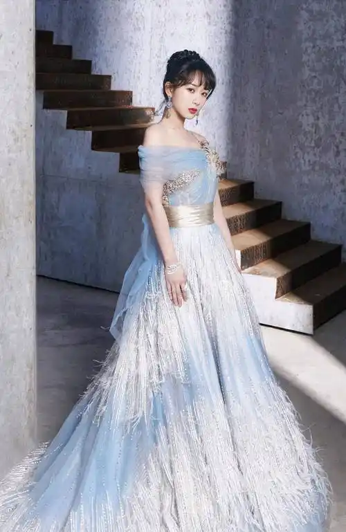 杨紫礼服名场面,黄色亮眼,白色优雅,最近的礼服一套比一套好看_时尚