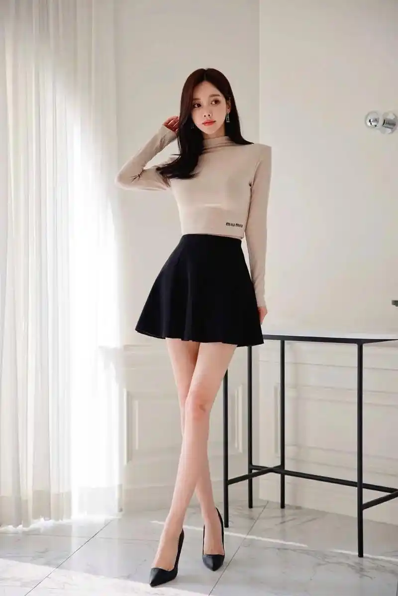 孙允珠韩国嫩模,性感紧身上衣超短裙穿搭,娇嫩诱人