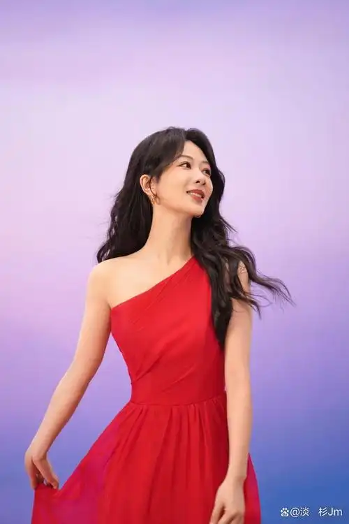 杨紫黑发红裙惊艳亮相,优雅灵动如盛开红玫瑰