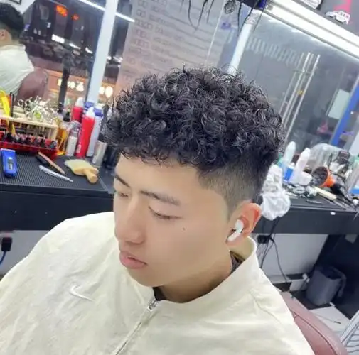 男生泡面头短发小卷发型图片