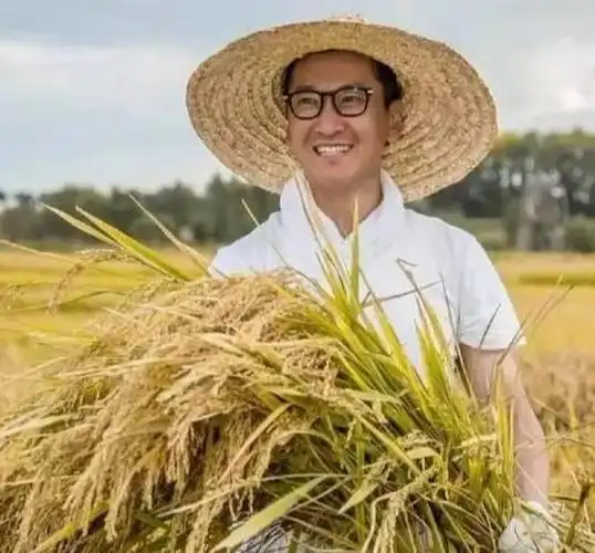 靠着卖大米以及其他投资,周杰早就成为了身家过亿的隐形富豪.