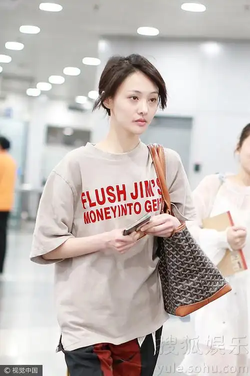 郑爽素颜清纯可人 机场健步如飞