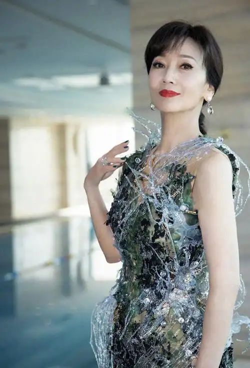 69岁赵雅芝真实面容曝光生图眼尾皱纹炸花模样苍老仍韵味十足