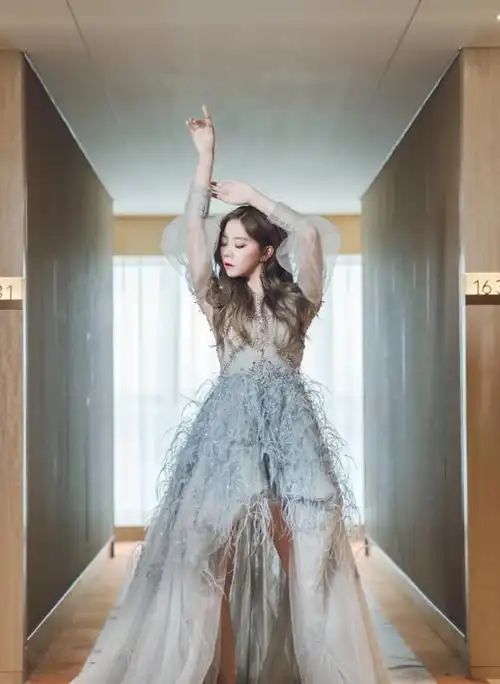 张紫宁为证自己腿长,在袜子上镶满"碎钻",不料腿成队里最细