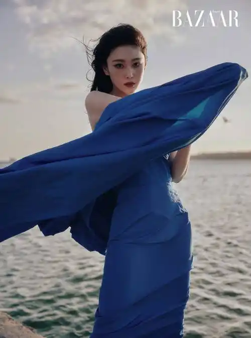36岁张馨予登《时尚芭莎》封面,穿时尚连衣裙,大秀时尚身材_紧身_头饰
