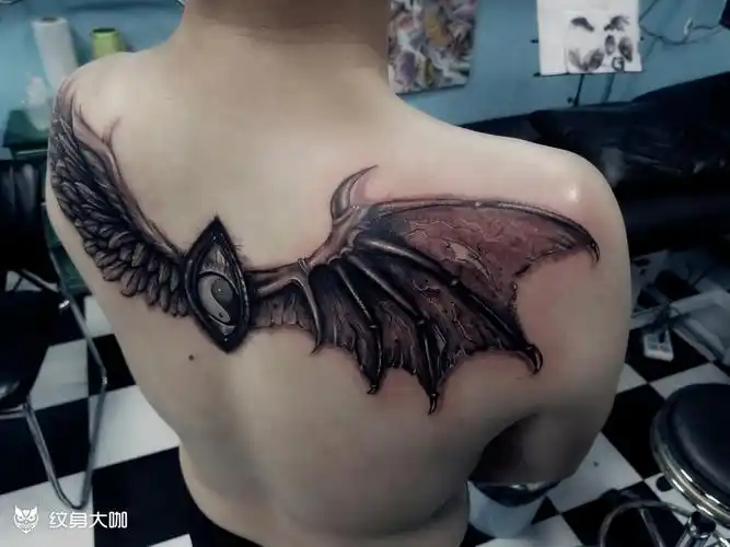 天使与恶魔之翼_黑灰写实纹身图案大全 - 纹身大咖