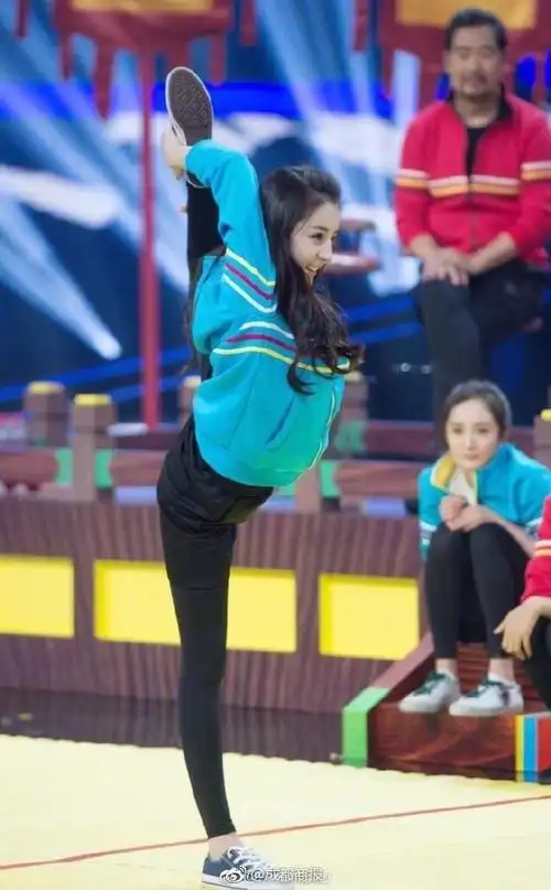 一字马,出道后依然能轻松做出来的女星更是难能可贵看看张蓝心,关晓彤