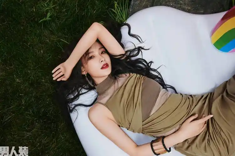 更受时尚主流杂志青睐的是拥有自己强烈个人风格的模特,孙怡其实并不