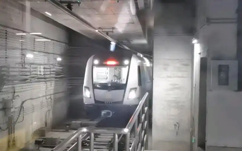 郑州地铁4号线0417列车老鸦陈站始发进站