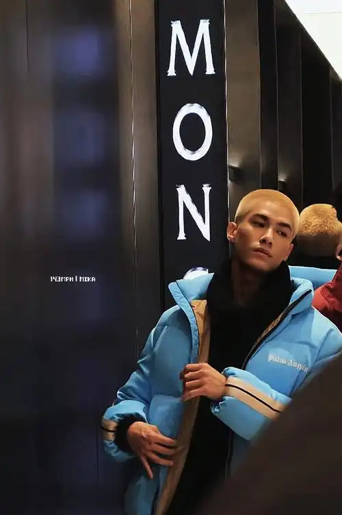 米卡今日品牌活动饭拍图 身穿蓝色羽绒服 黑色毛衣……_高清图集_新浪