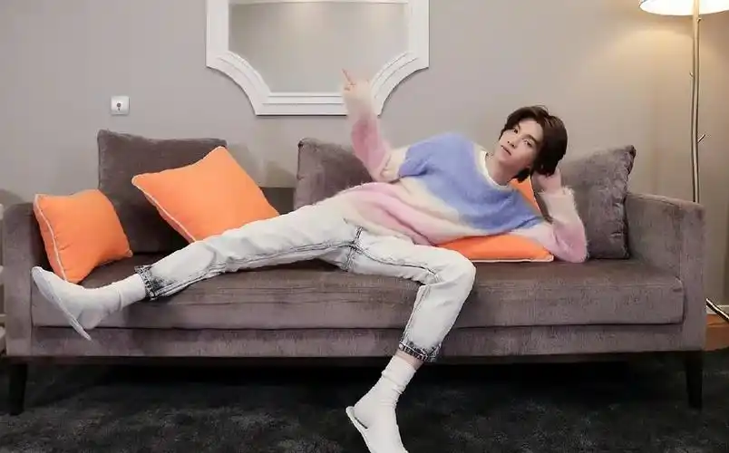 王一博cos孙悟空,黄明昊耍酷帅不过三秒,两兄弟被同个动作难住