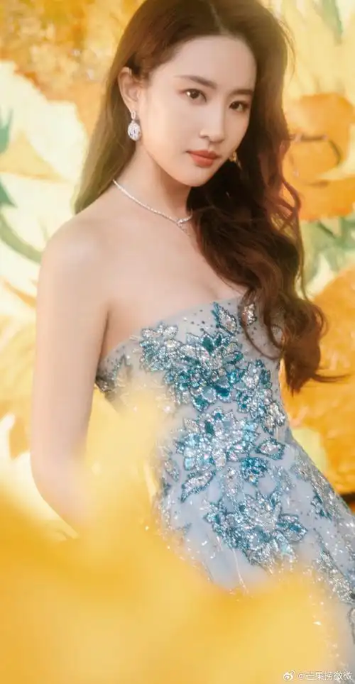 刘亦菲 高定#向日葵来做背景,刘亦菲身穿淡蓝色抹胸高定礼服出席活动