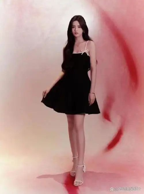 杨超越穿吊带黑裙露出事业线!貌美大长腿太性感撩人,确实很有料