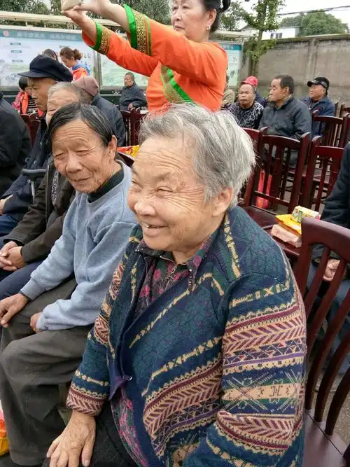 橙心慈善 大爱无疆德阳志愿者再次走进敬老院