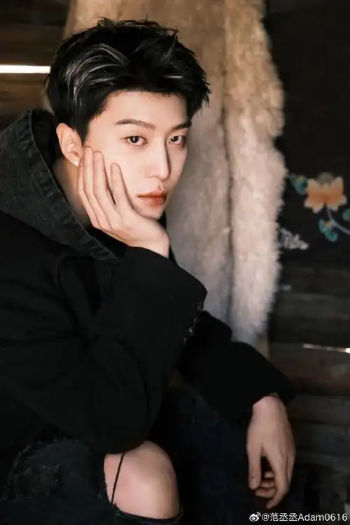 范丞丞白色挑染#谁给范丞丞做的发型简直太帅了吧!给老师加鸡腿!