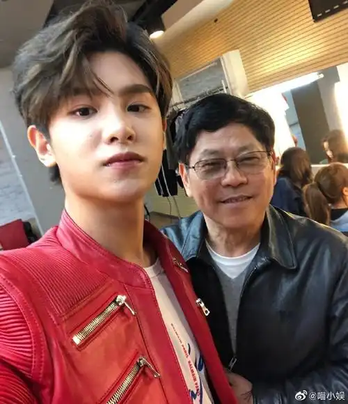 那些年,出现在合照里的黄明昊,奶萌可爱,阳光帅气,好看又迷人,慕了慕