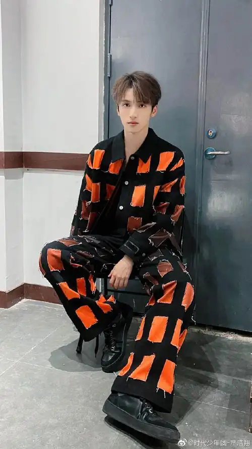 严浩翔手势五拍立得##严浩翔比手势拍立得