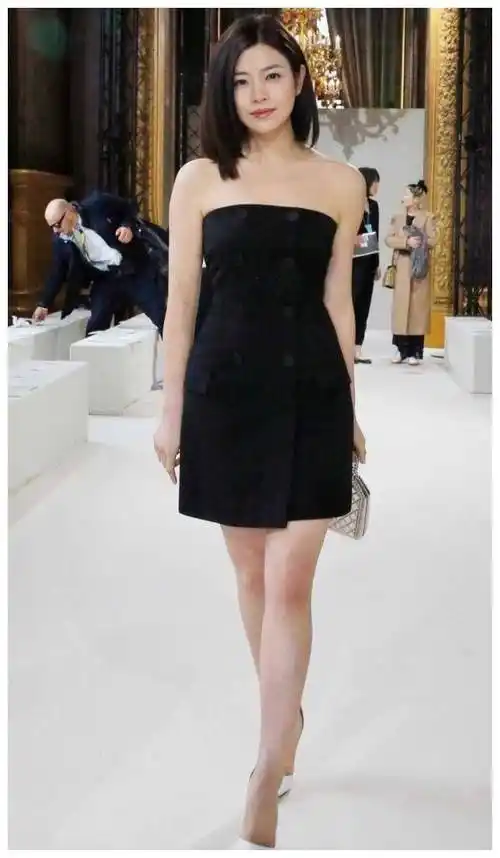 陈妍希超强气场穿抹胸裙放asmr,老公陈晓玩呆像小跟班,超吸睛.