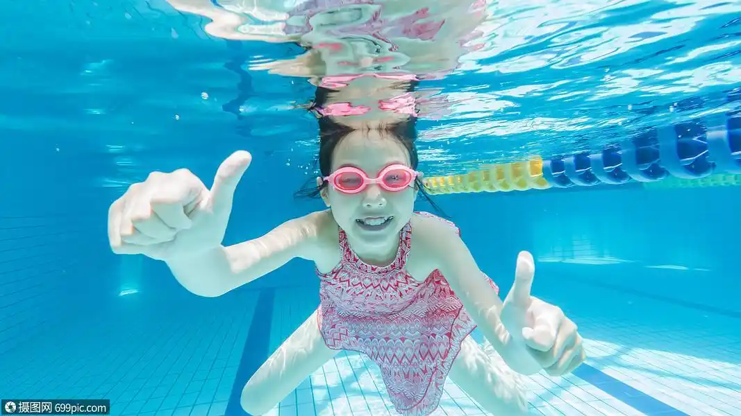 儿童水下游泳可爱游泳课