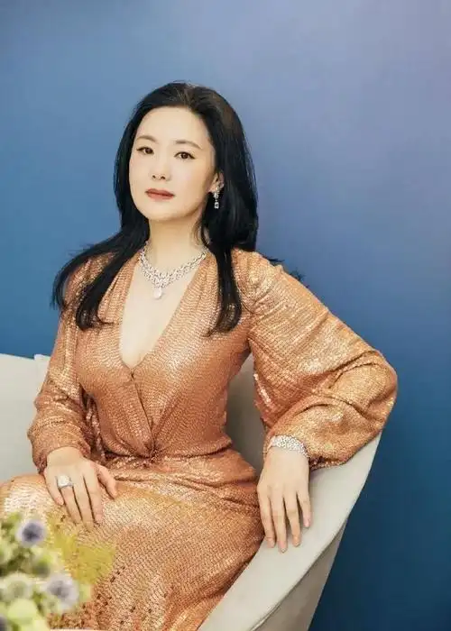 许多四十岁的女性比起年轻的女孩更加迷人和吸引人.