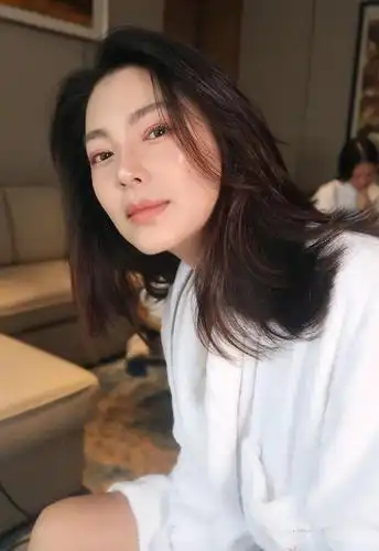 张雨绮的化妆师po出她的素颜照,这眼影这睫毛这口红,认真的?