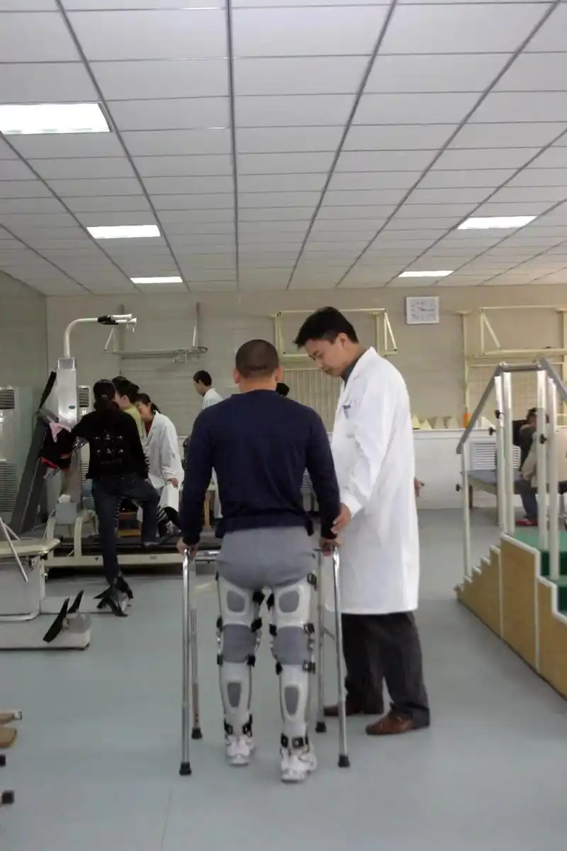 矫形器具支持下的步行训练