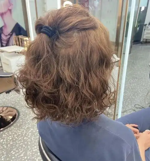 关注《发型图片库》,每天分享好发型今年这种满头卷烫发太火了!