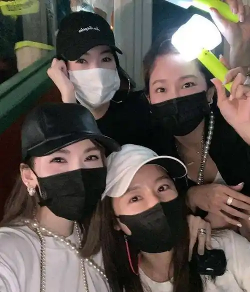 林志颖老婆陈若仪晒林心如合影,前任现任相处融洽,分手也是朋友_黑色