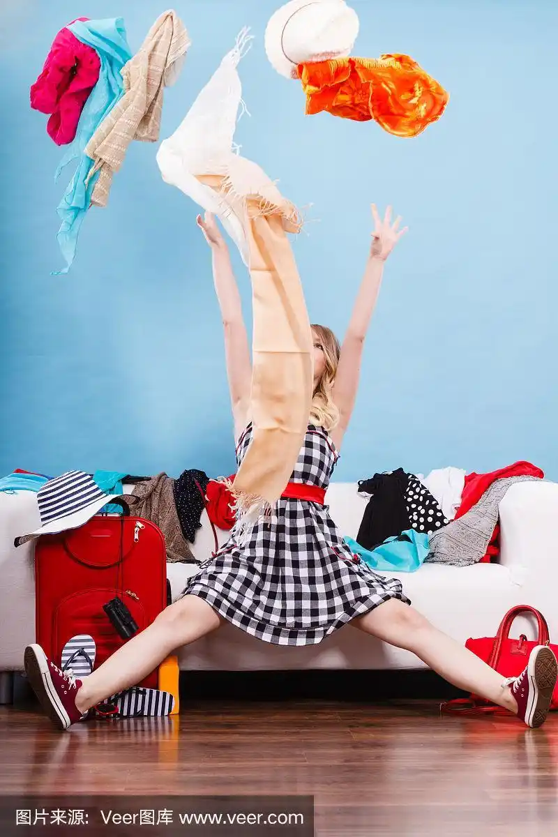 女人扔衣服,衣服飞得到处都是