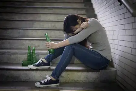 酗酒-女人喝太多白兰地酗酒的女人白种人金发碧眼,酗酒,酗酒的女人喝