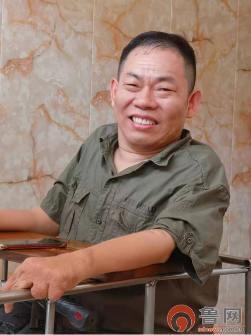 双腿高位截肢 他靠3根手指闯出一片天