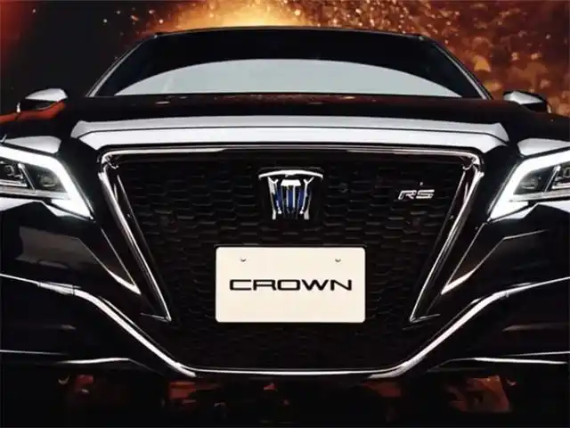 2021款丰田皇冠亮相熏黑中网32万起售可惜国内不造了