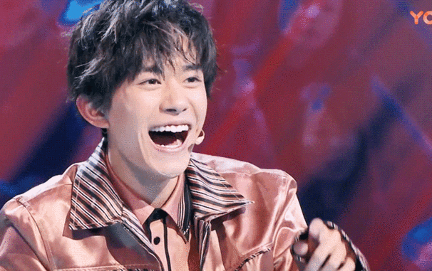 易烊千玺式傻笑, 看着都会跟着笑