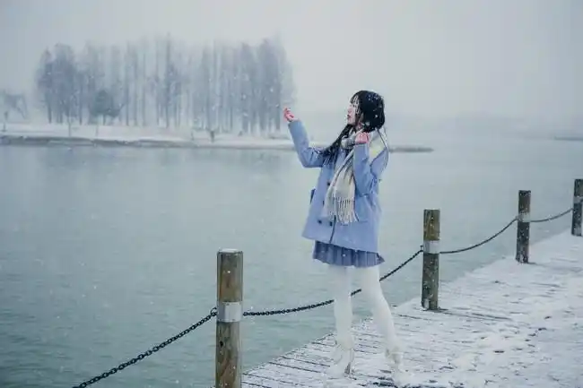 雪地中的小姐姐,白丝美腿比雪还白