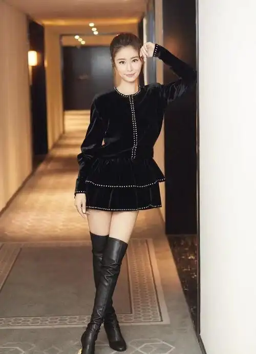 林心如一身黑色look配长靴,麻花辫俏皮可爱,42岁美回少女