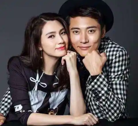 50岁洪欣罕晒与俩孩子合照满脸微笑好幸福全家福独缺老公张丹峰