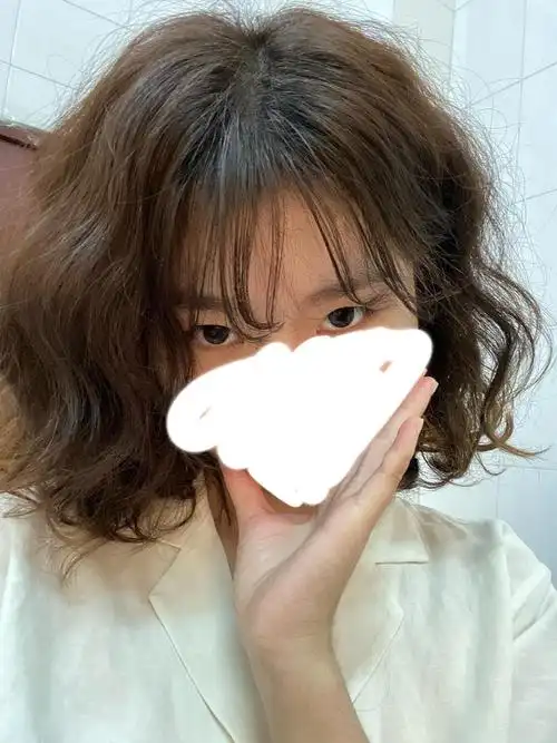 之前直发的时候因为沙发发质,每天都要用夹板夹头发,下雨天会炸开.