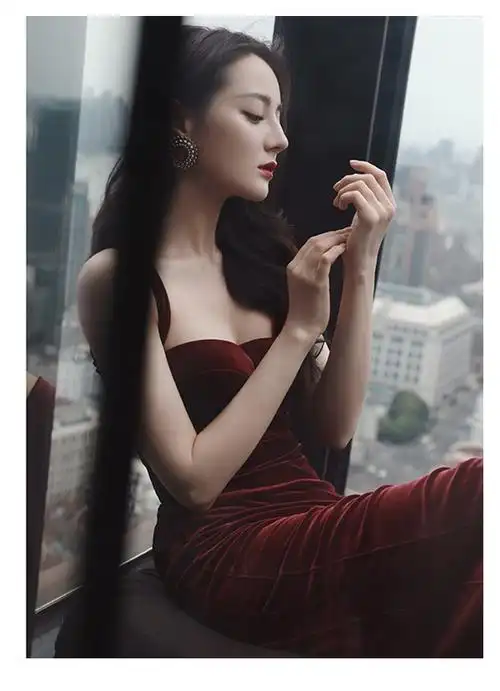 迪丽热巴 秋冬新款丝绒玫瑰复古修身礼服吊带裙