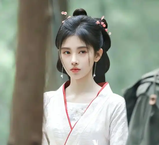 演古装像现代美妆博主,出道14年依旧火,或许鞠婧祎更适合当偶像_腾讯