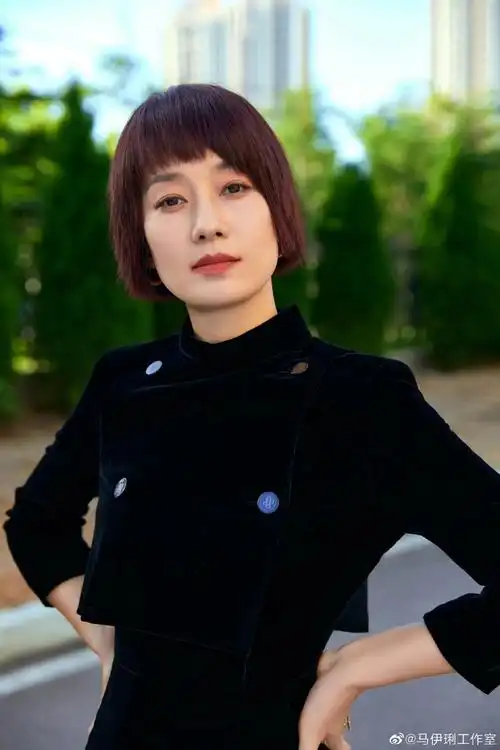 马伊琍选对发型了,短发剪狗啃刘海,穿小黑裙气质很出众插图1