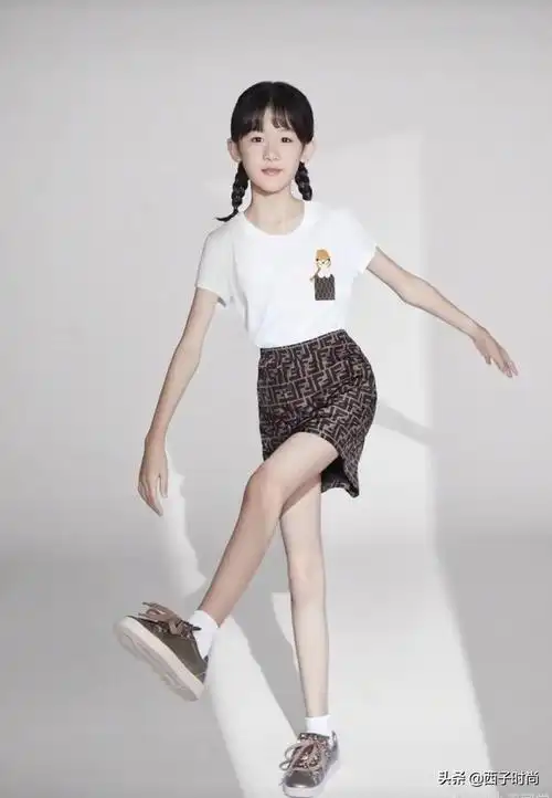 原创陆毅女儿贝儿拍杂志照片 清纯可爱 这才是童年应该有的样子