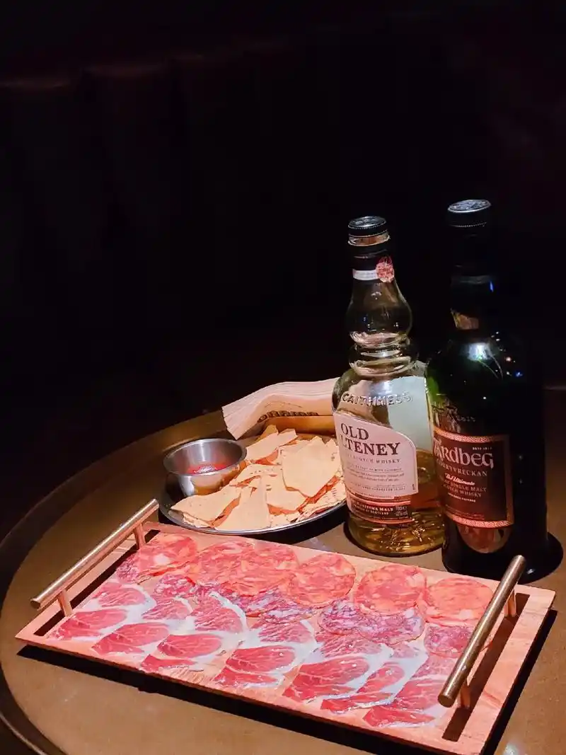 飞行员开的酒吧喝酒攒机票哦