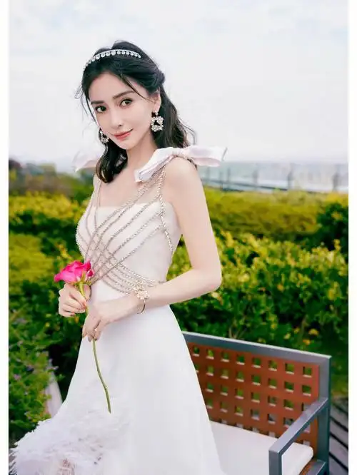 angelababy钻石羽毛白裙造型
