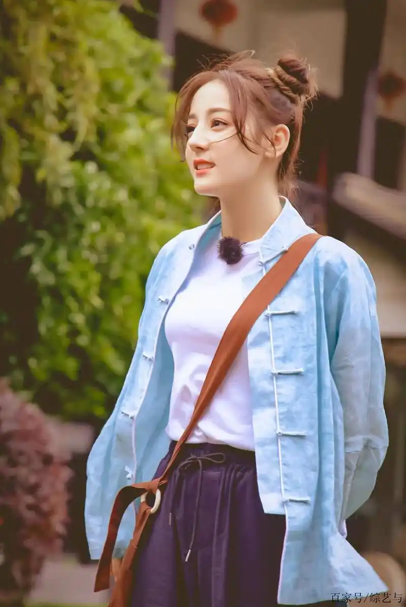 迪丽热巴参加节目,双丸子头俏皮可爱,网友表示:这才18吧