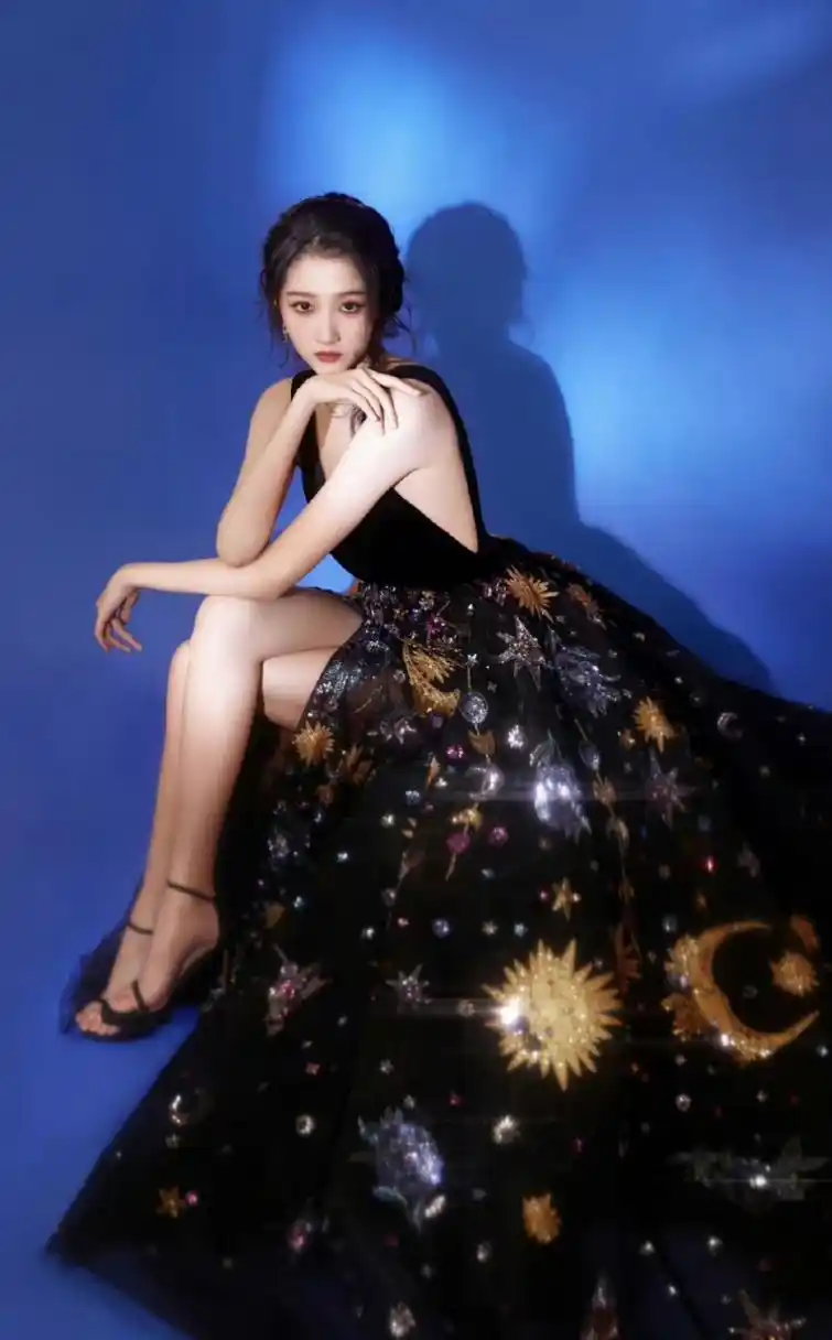 关晓彤开叉刺绣裙