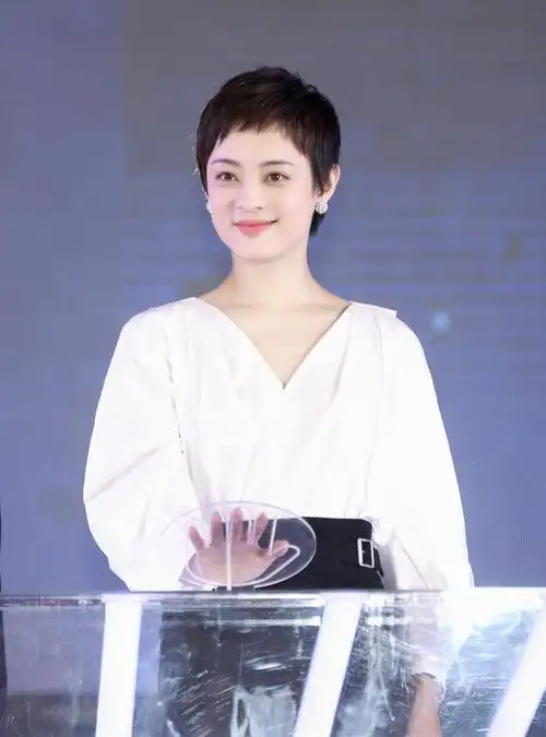 女人过了40岁该剪什么发型看袁泉陈数就知道了气质又减龄